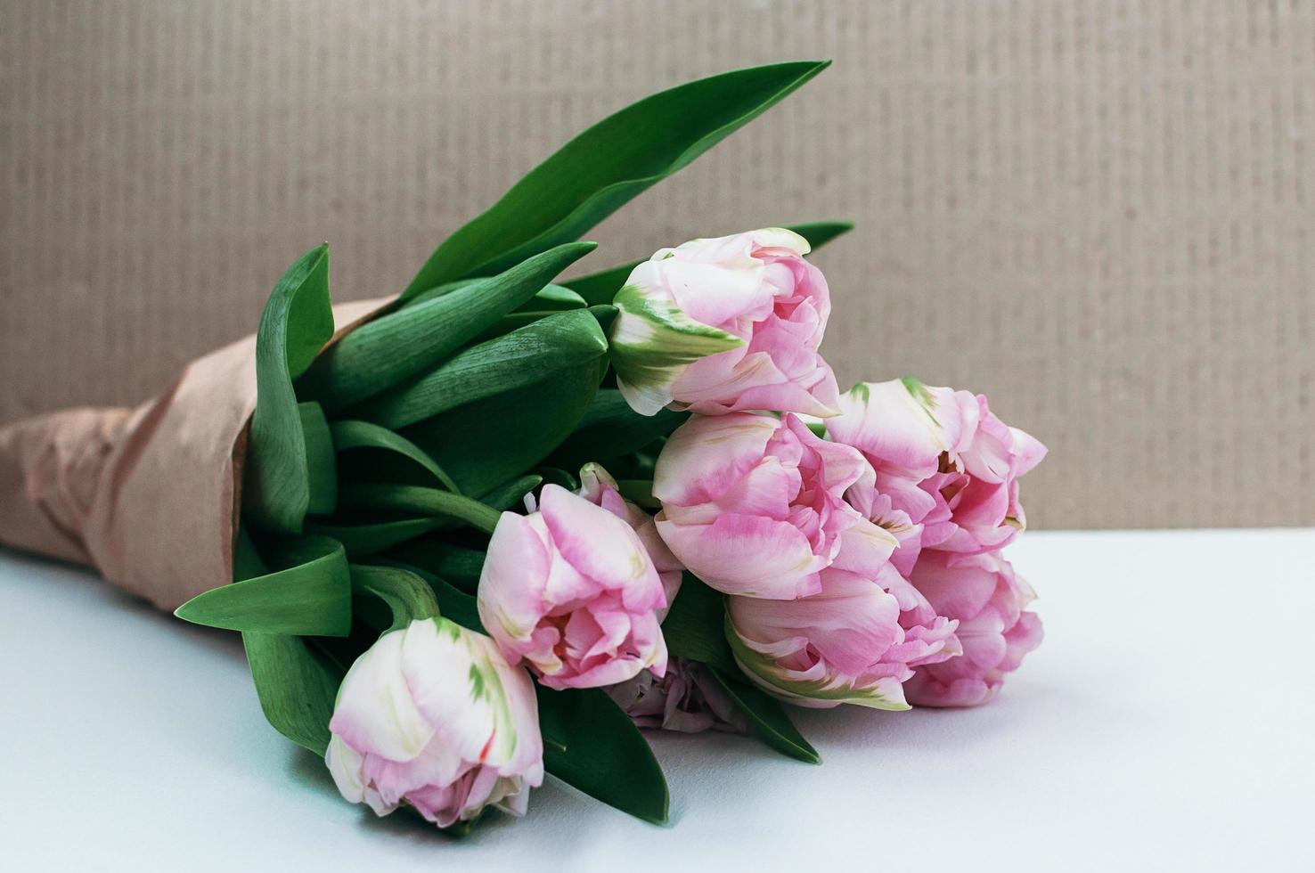 close-up beeld van een boeket bloemen op een witte achtergrond foto