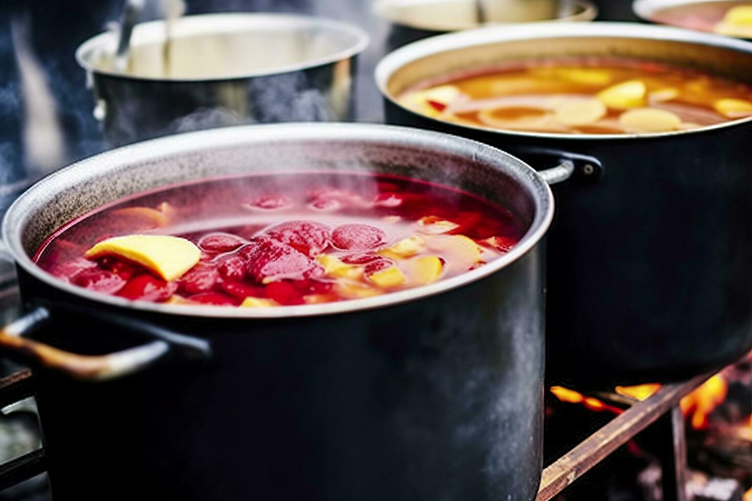 dranken fruit en bessen heet overwogen wijn in potten met stoom- in straat voedsel markt. generatief ai foto