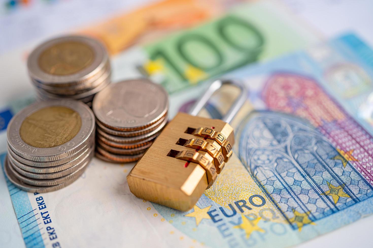 gouden digitale wachtwoordvergrendelingssleutel met eurobankbiljetten foto