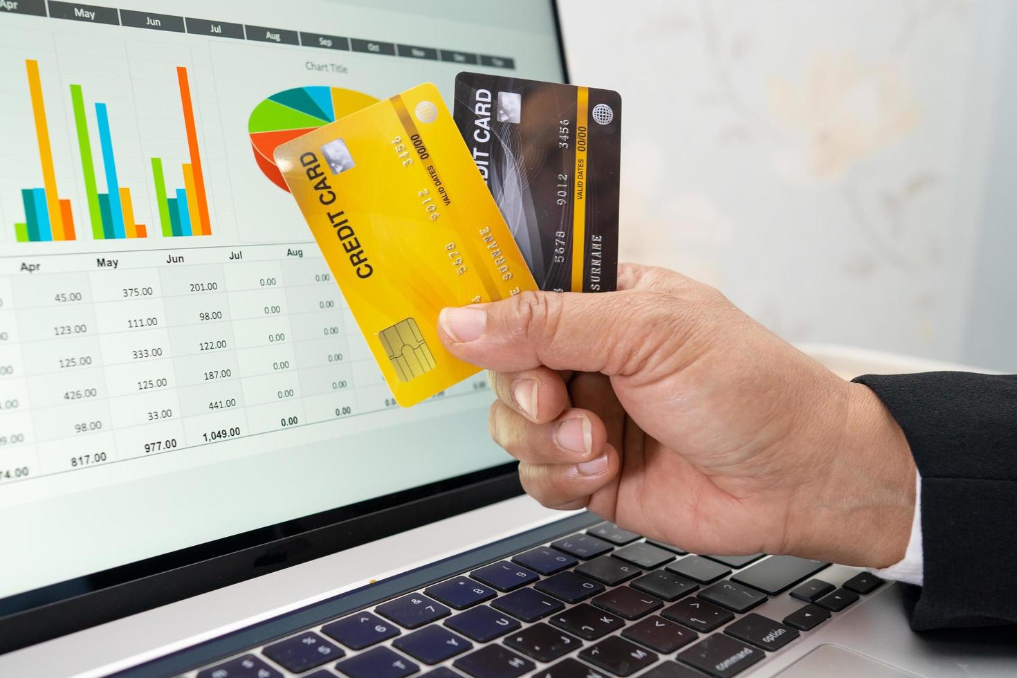 Aziatische accountant die online met creditcard werkt foto