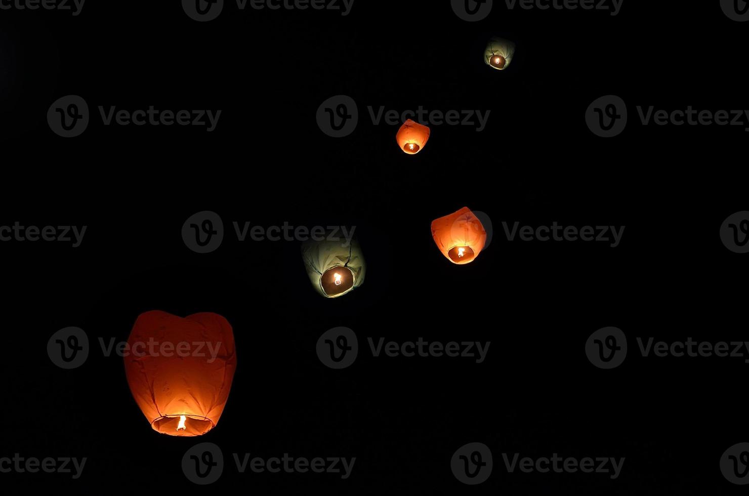 vliegende lantaarn in de donkere lucht foto