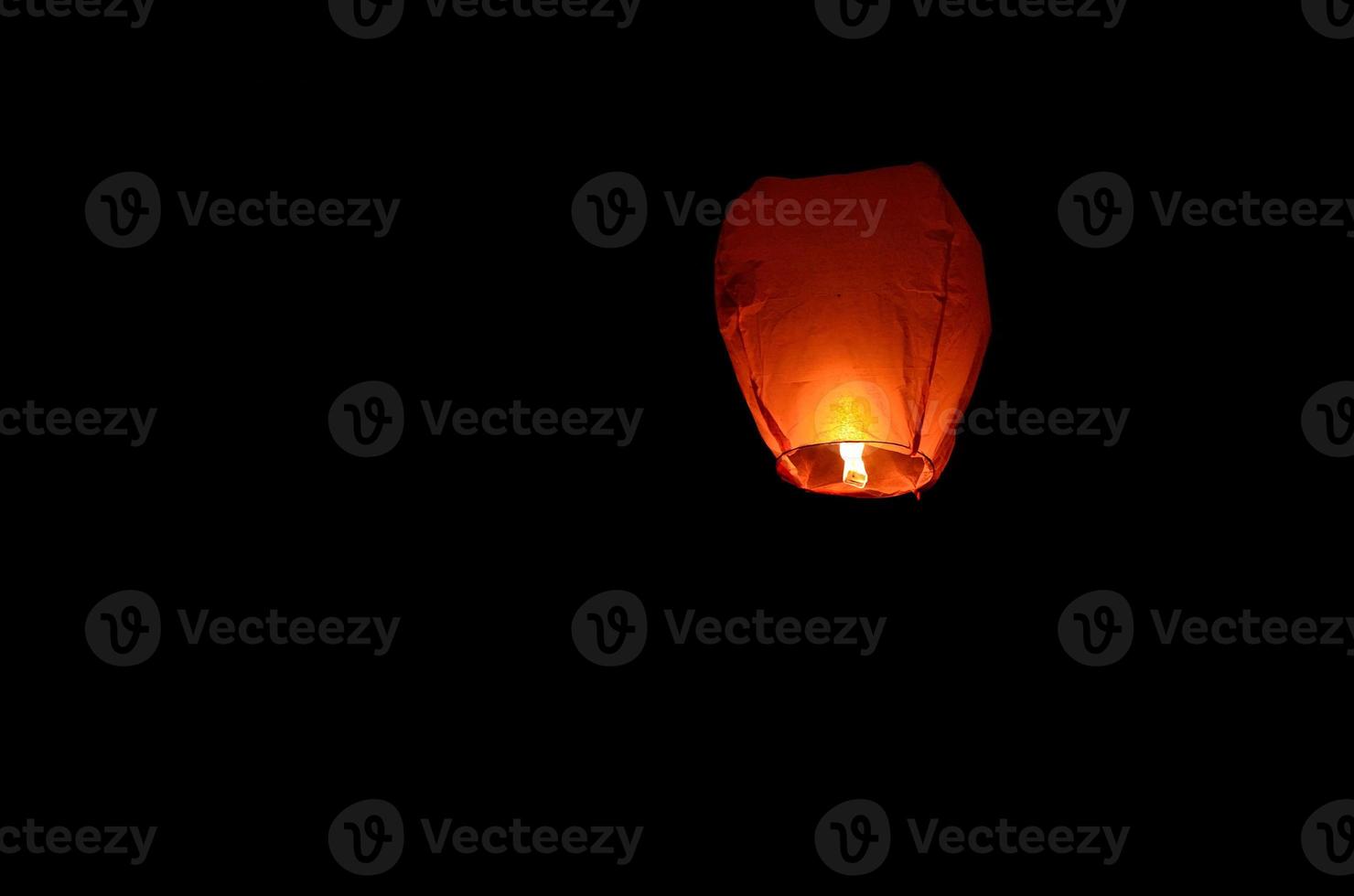 vliegende lantaarn in de donkere lucht foto