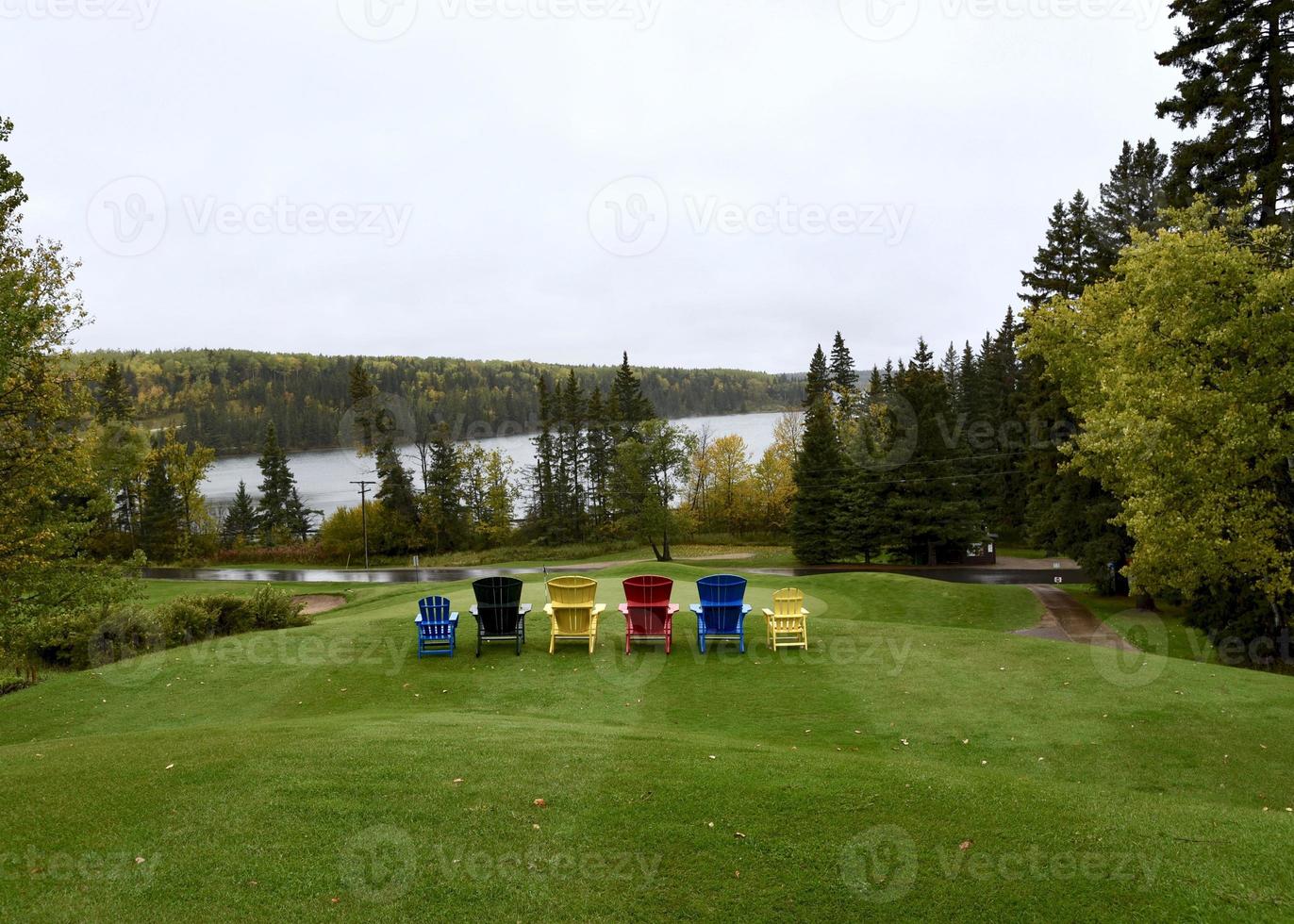 gekleurde stoelen aan het meer foto