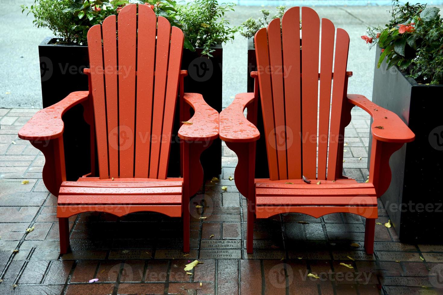 twee lege rode stoelen foto