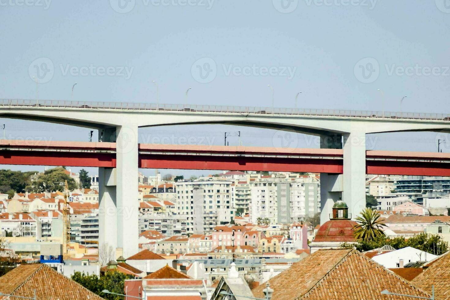 een brug over- een stad met een rood brug foto