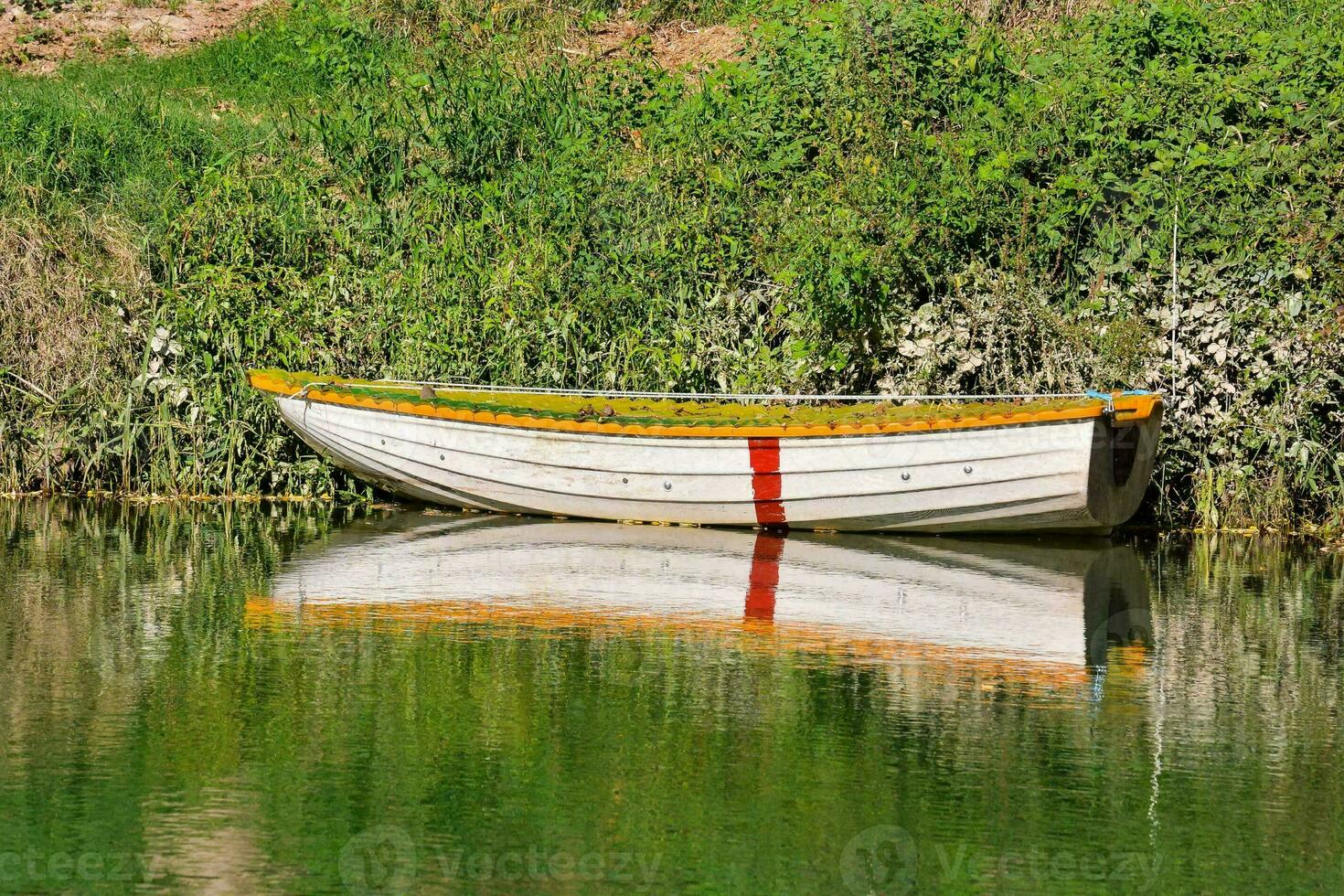 een rij boot Aan de rivier- foto