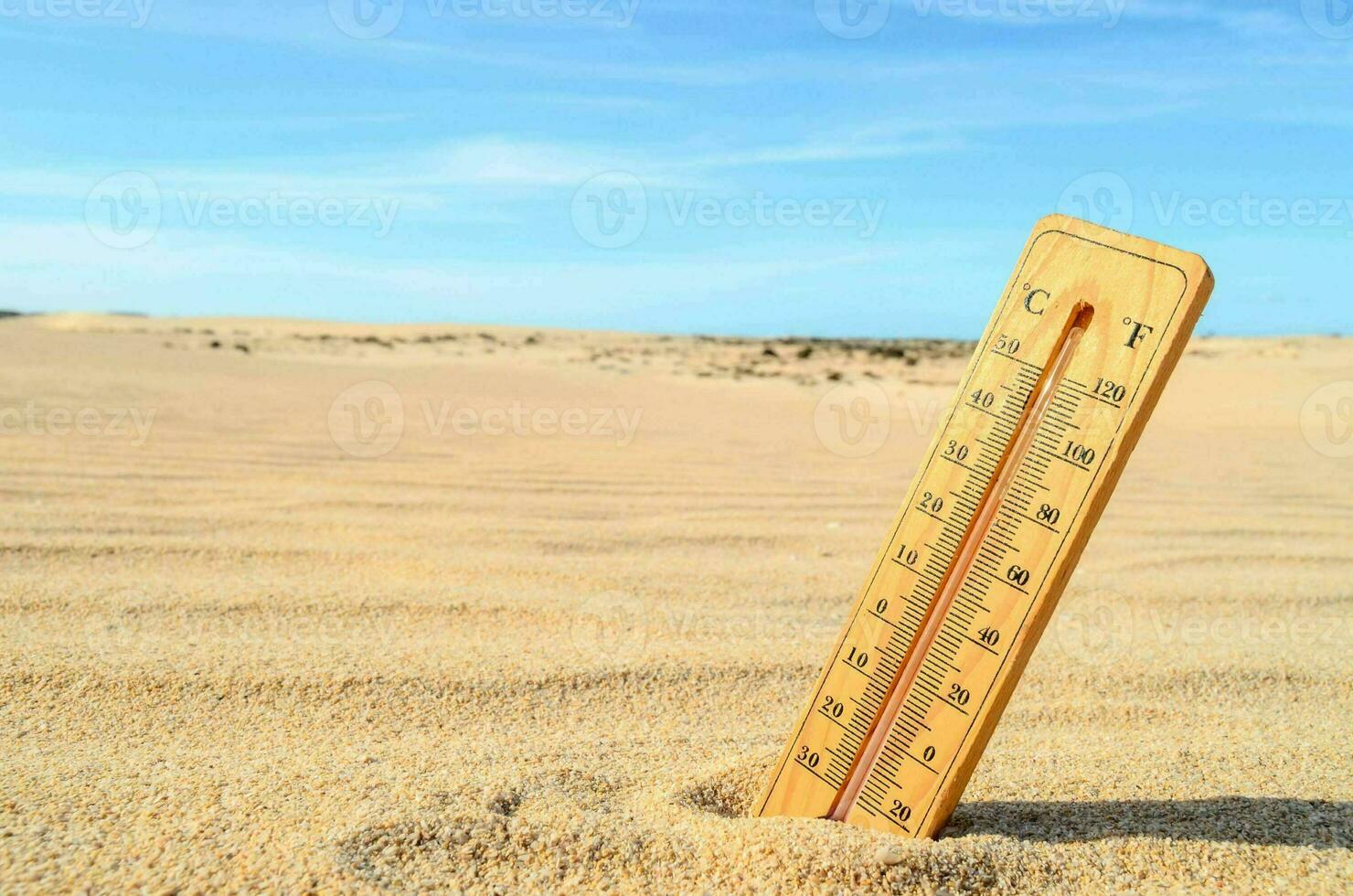 een thermometer in de zand foto