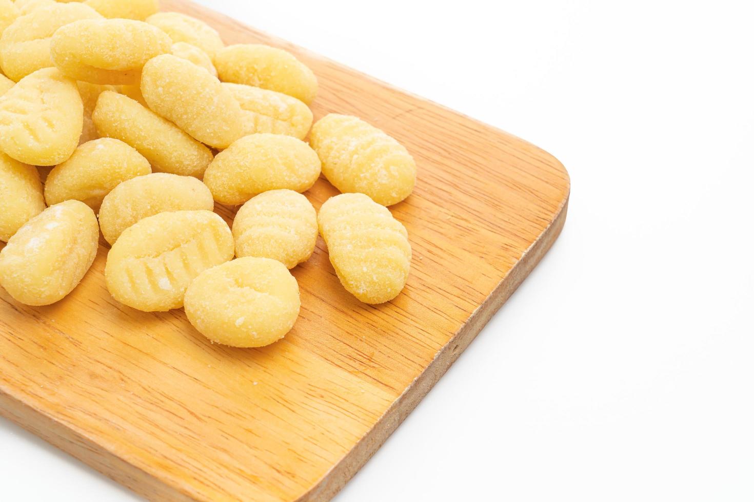 traditionele italiaanse gnocchi pasta ongekookt op witte achtergrond foto