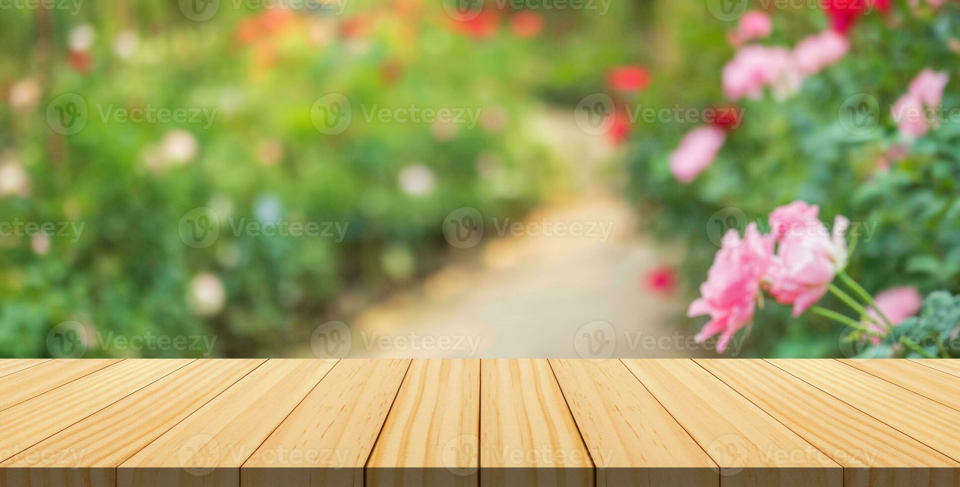 leeg hout tafel top met vervagen roos tuin achtergrond voor Product Scherm foto