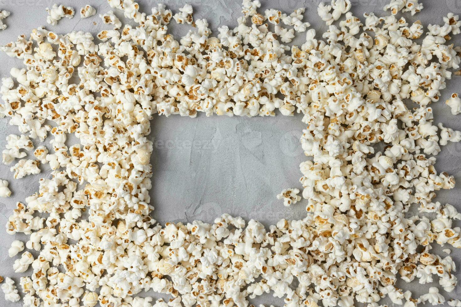 popcorn mockup Aan grijs achtergrond. bioscoop, films en vermaak concept. top visie, kopiëren ruimte foto