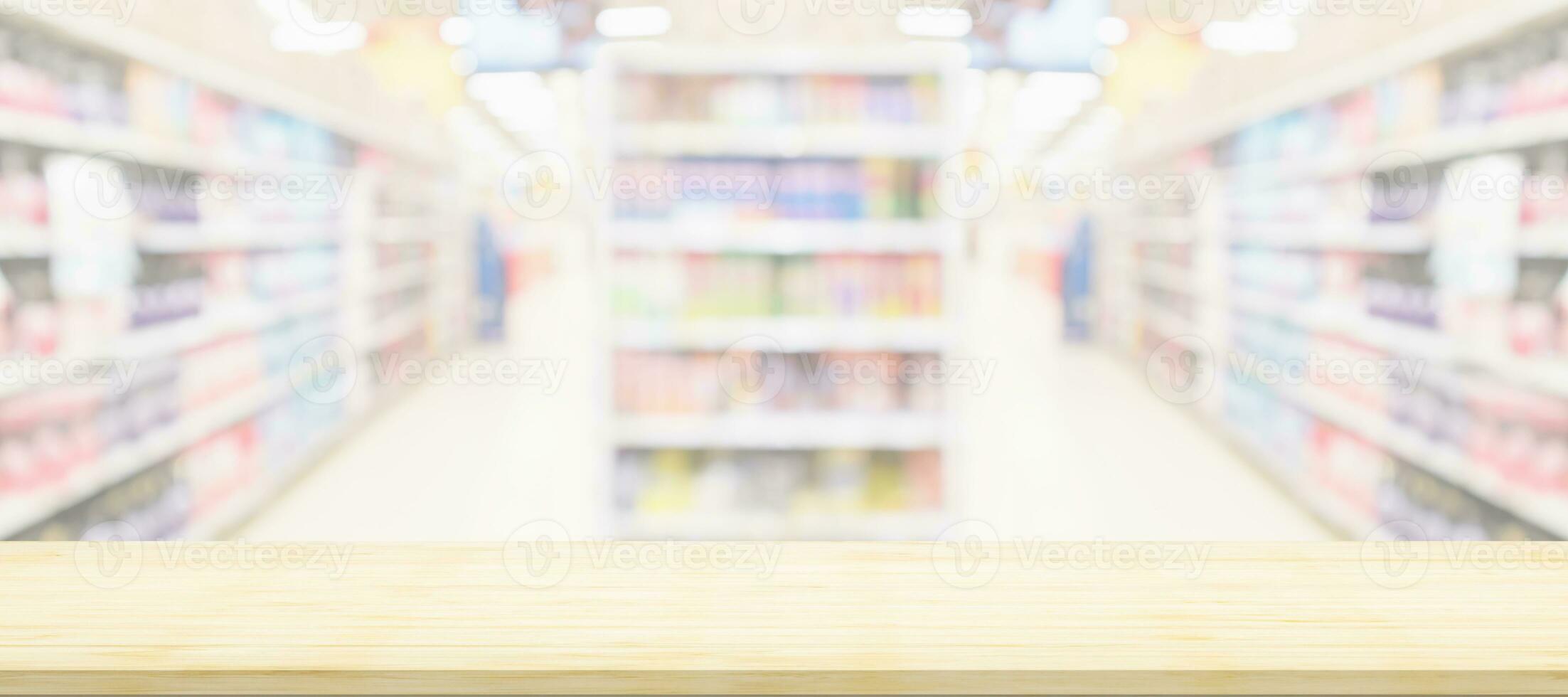 leeg hout tafel top met supermarkt wazig achtergrond voor Product Scherm foto