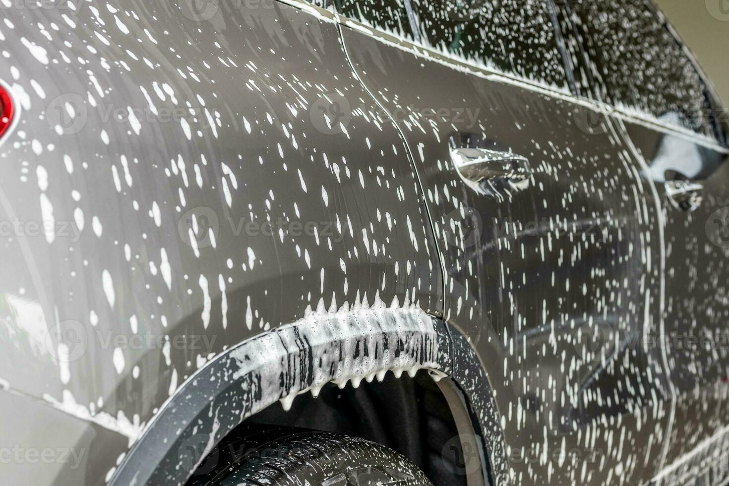 auto schoonmaak en het wassen met schuim zeep foto