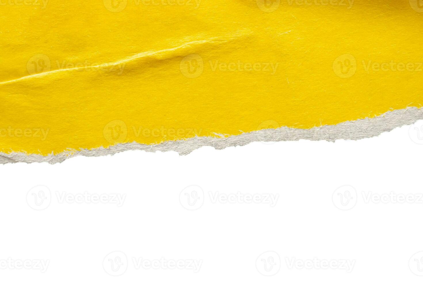 geel gescheurd papier gescheurd randen stroken geïsoleerd Aan wit achtergrond foto