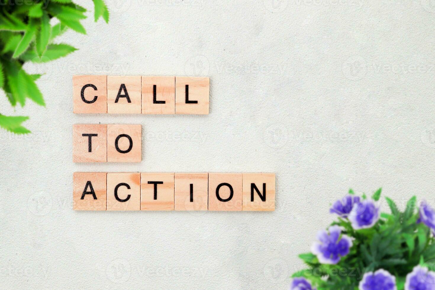 top visie van telefoontje naar actie woord Aan houten kubus brief blok Aan wit achtergrond. bedrijf concept foto