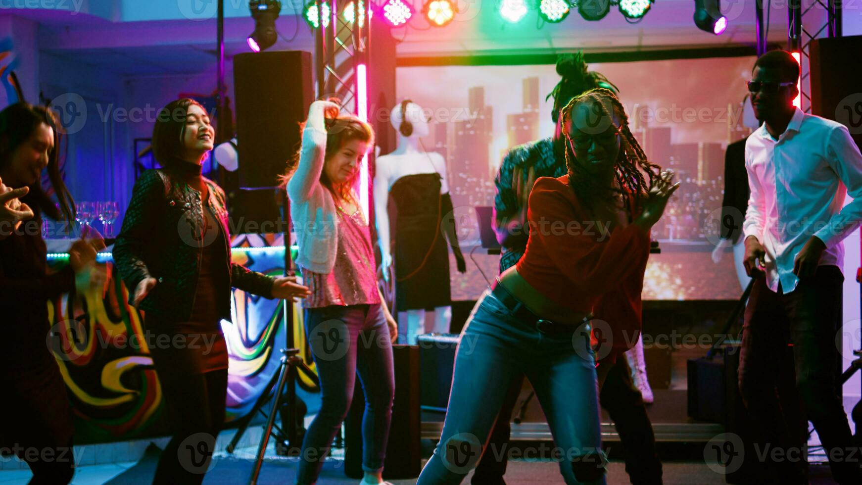 funky mensen feesten Aan dans verdieping genieten van elektronisch muziek- partij Bij nachtclub. groep van gelukkig vrienden dansen en feesten samen, hebben pret Bij sociaal bijeenkomst. handheld schot. foto