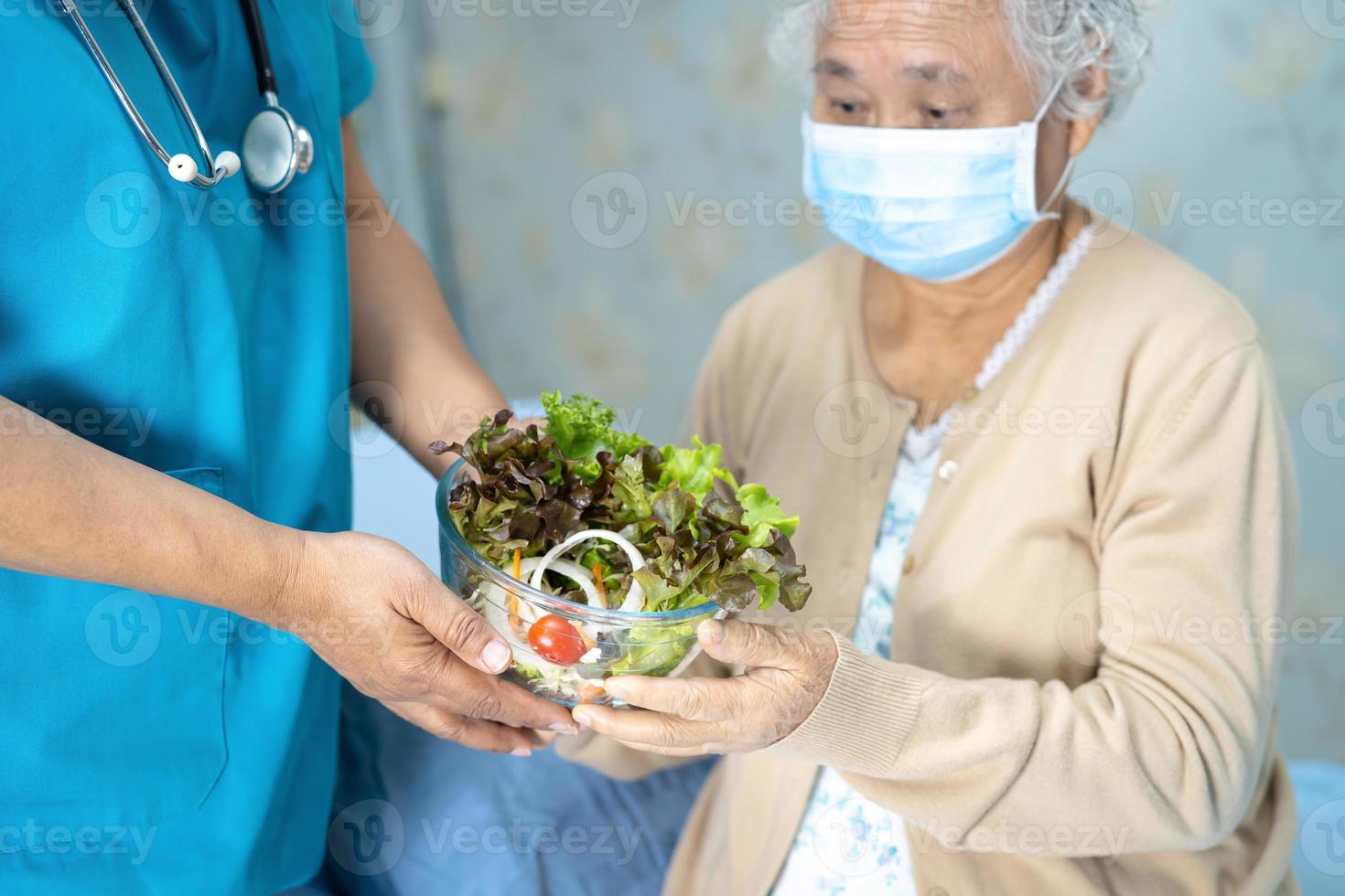 Aziatische senior vrouw patiënt eten ontbijt foto