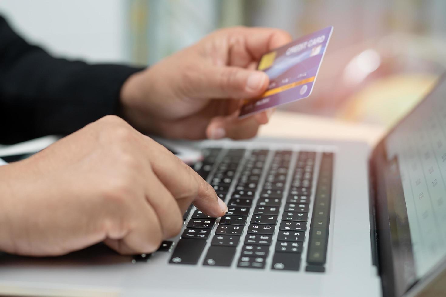 Aziatische accountant werkt en analyseert financiële rapporten foto