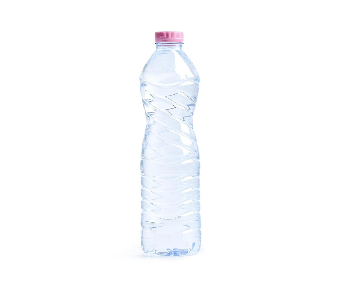 plastic fles water geïsoleerd op een witte achtergrond met uitknippad. foto