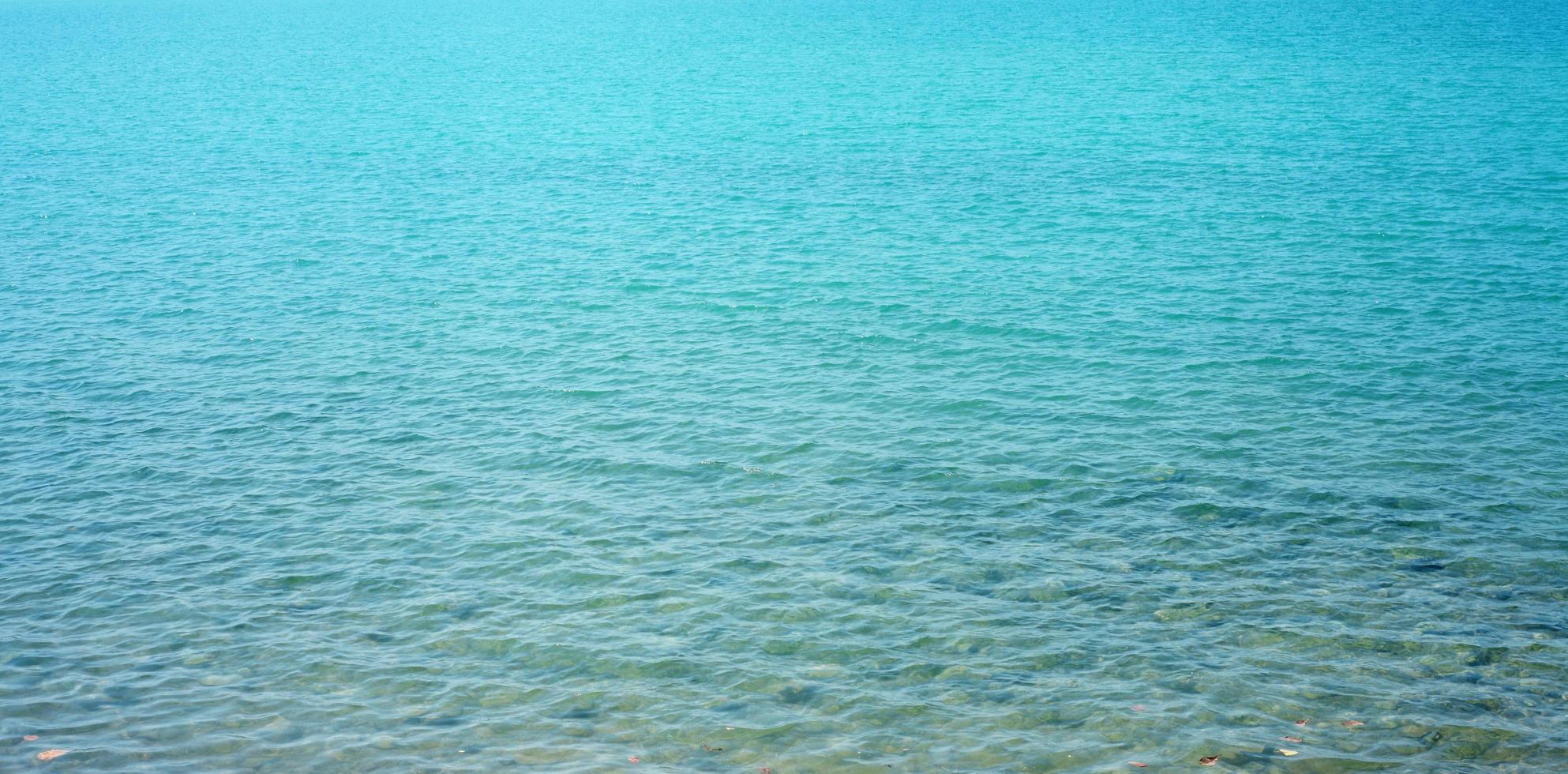 achtergrond van turquoise zee in de zomer foto