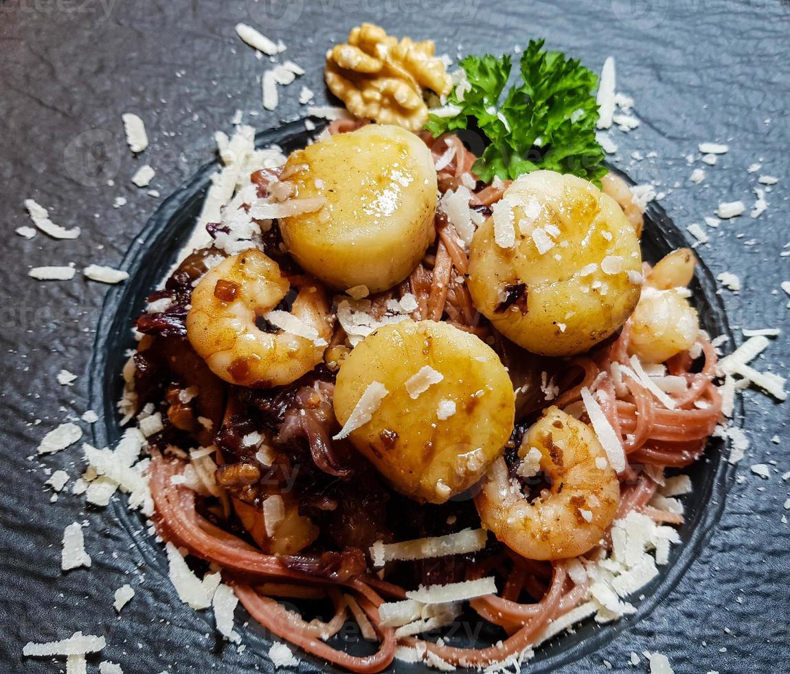 coquilles met rode linguine pasta kruiden en specerijen foto