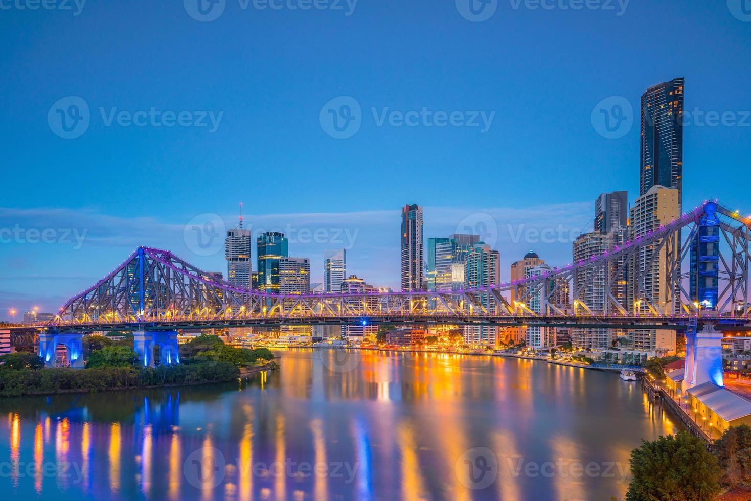 de skyline van Brisbane en de rivier van Brisbane bij schemering foto