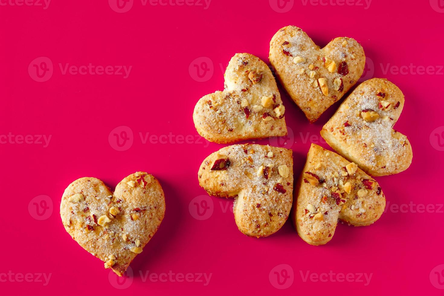 hartvormige koekjes voor Valentijnsdag op roze achtergrond foto