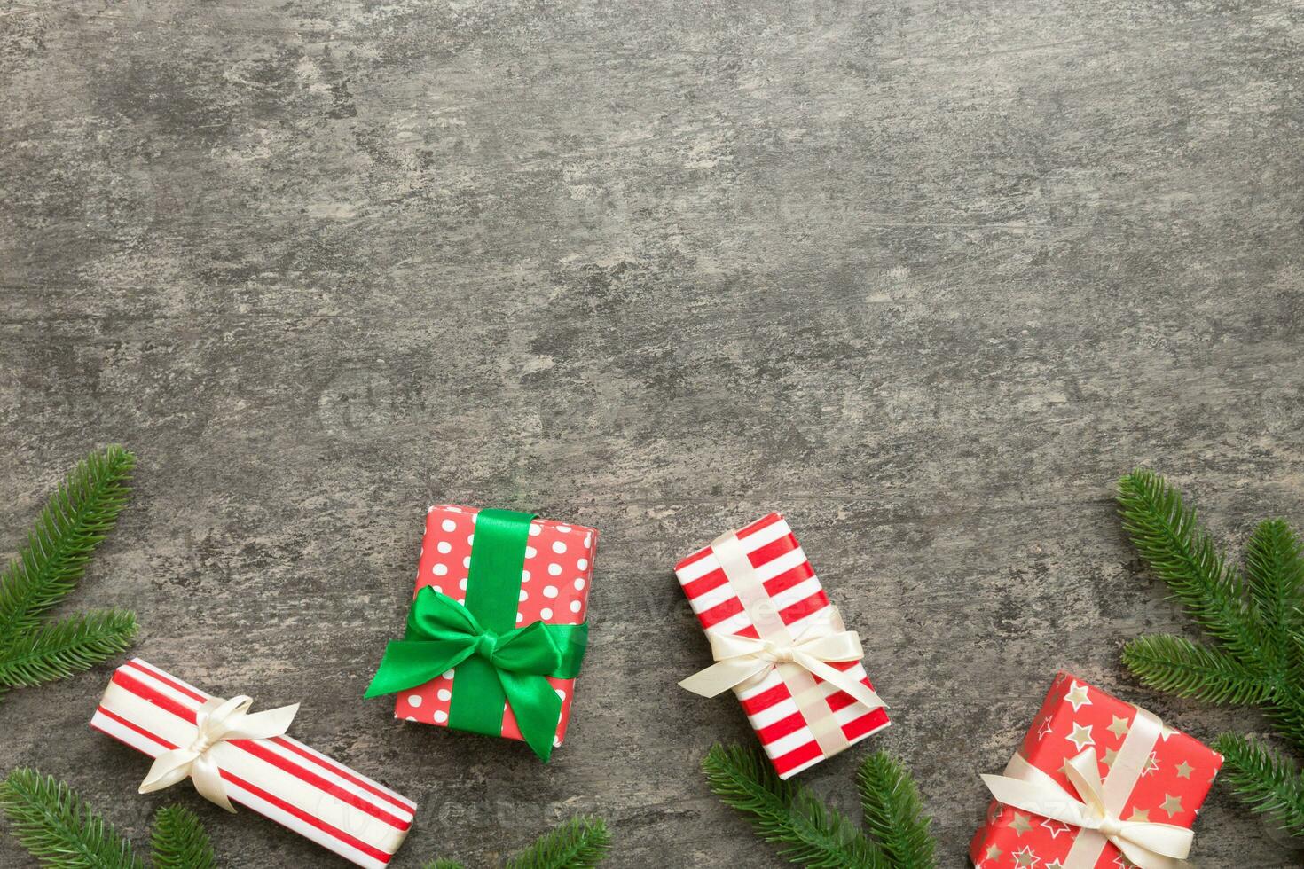 Kerstmis decoraties en Spar boom Afdeling en geschenk boxon donker tafel. top visie kader met kopiëren ruimte foto