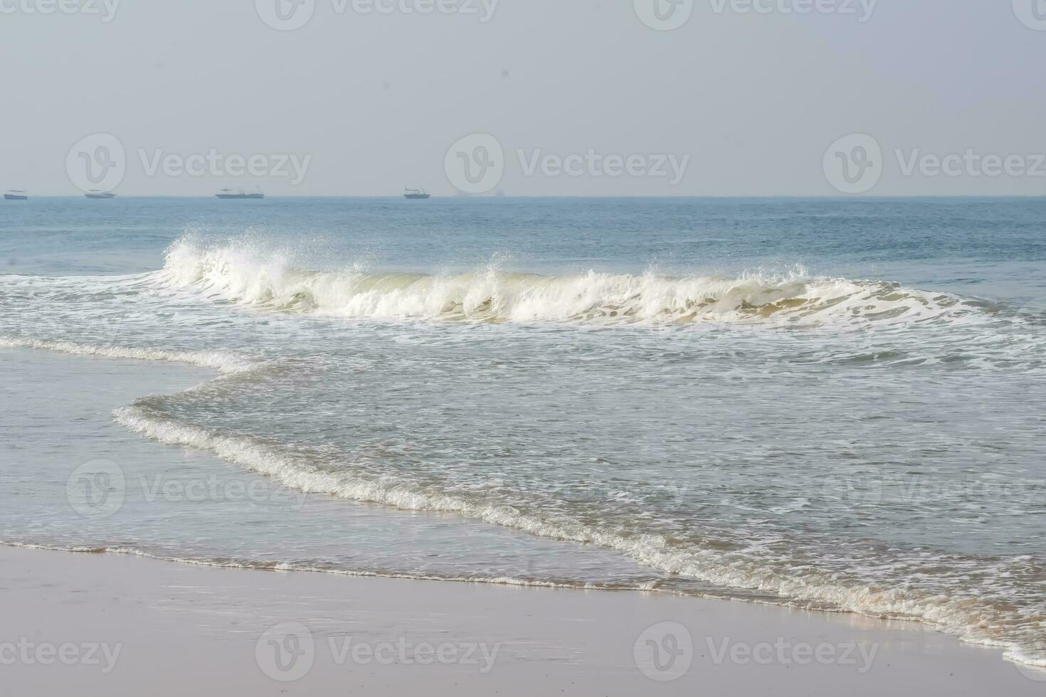 verbazingwekkend visie van Arabisch zee gedurende de ochtend- tijd in calangute strand goa, Indië, oceaan strand visie vroeg ochtend- tijd foto