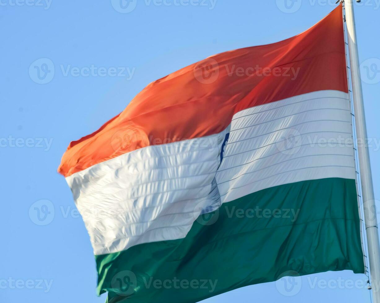 indiase vlag hoog op connaught plaats met trots in blauwe lucht, indiase vlag wapperen, indiase vlag op onafhankelijkheidsdag en republiek dag van india, tilt-up shot, wuivende indische vlag, har ghar tiranga foto