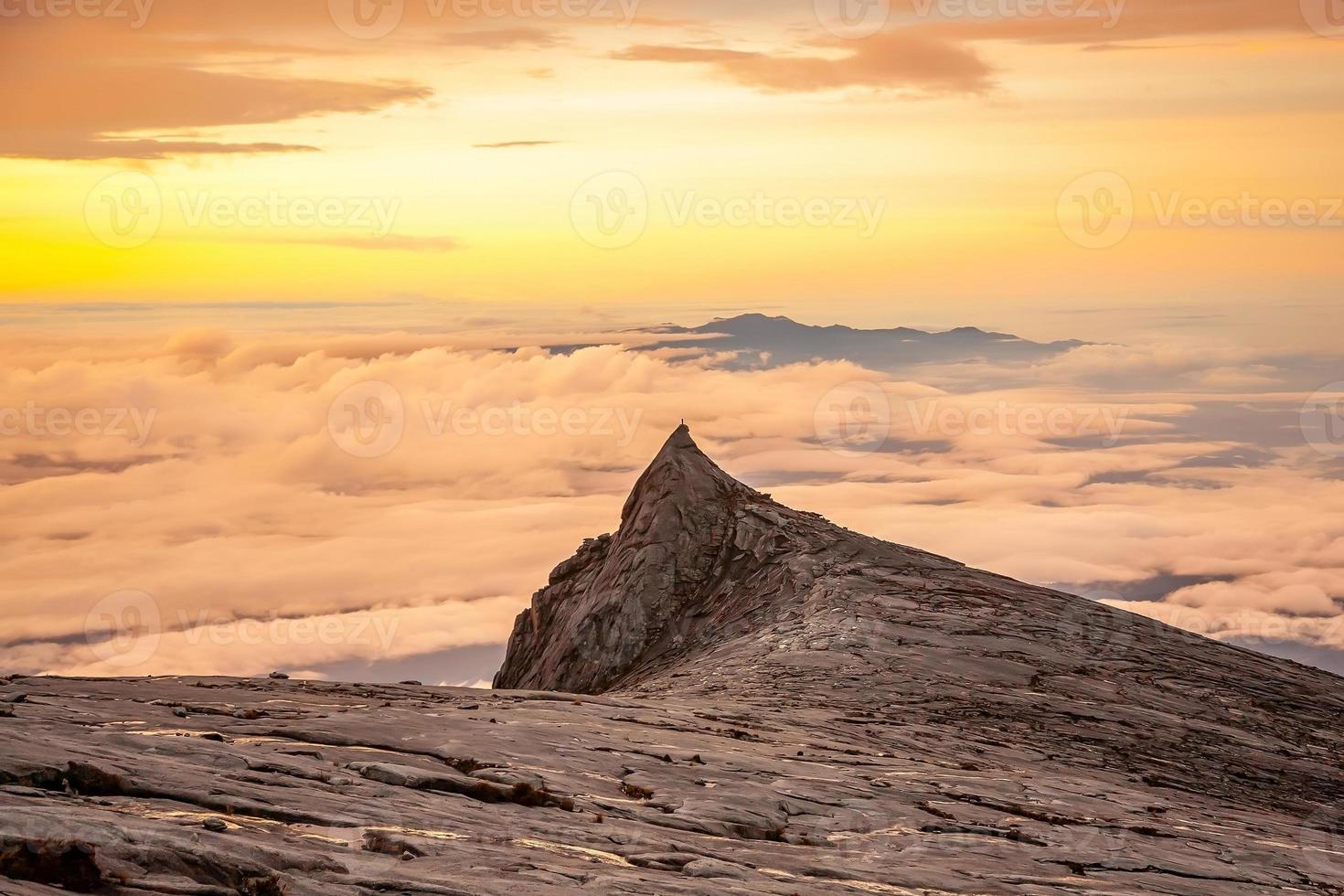 natuurlandschap op de top van de berg kinabalu in maleisië foto