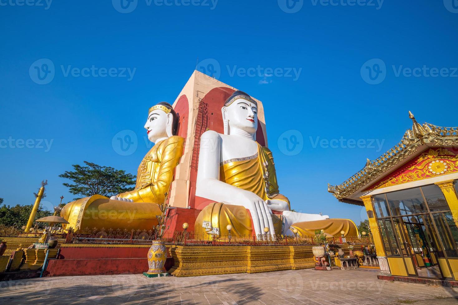 vier gezichten van boeddha bij kyaikpun boeddha foto