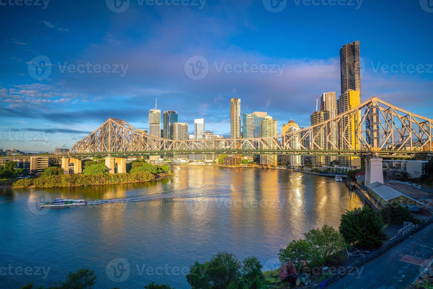 de skyline van de stad van brisbane en de rivier van brisbane foto