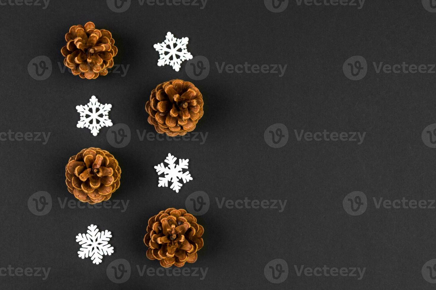 top visie van nieuw jaar ornament gemaakt van wit sneeuwvlokken en pijnboom kegels Aan kleurrijk achtergrond. winter vakantie concept met leeg ruimte voor uw ontwerp foto