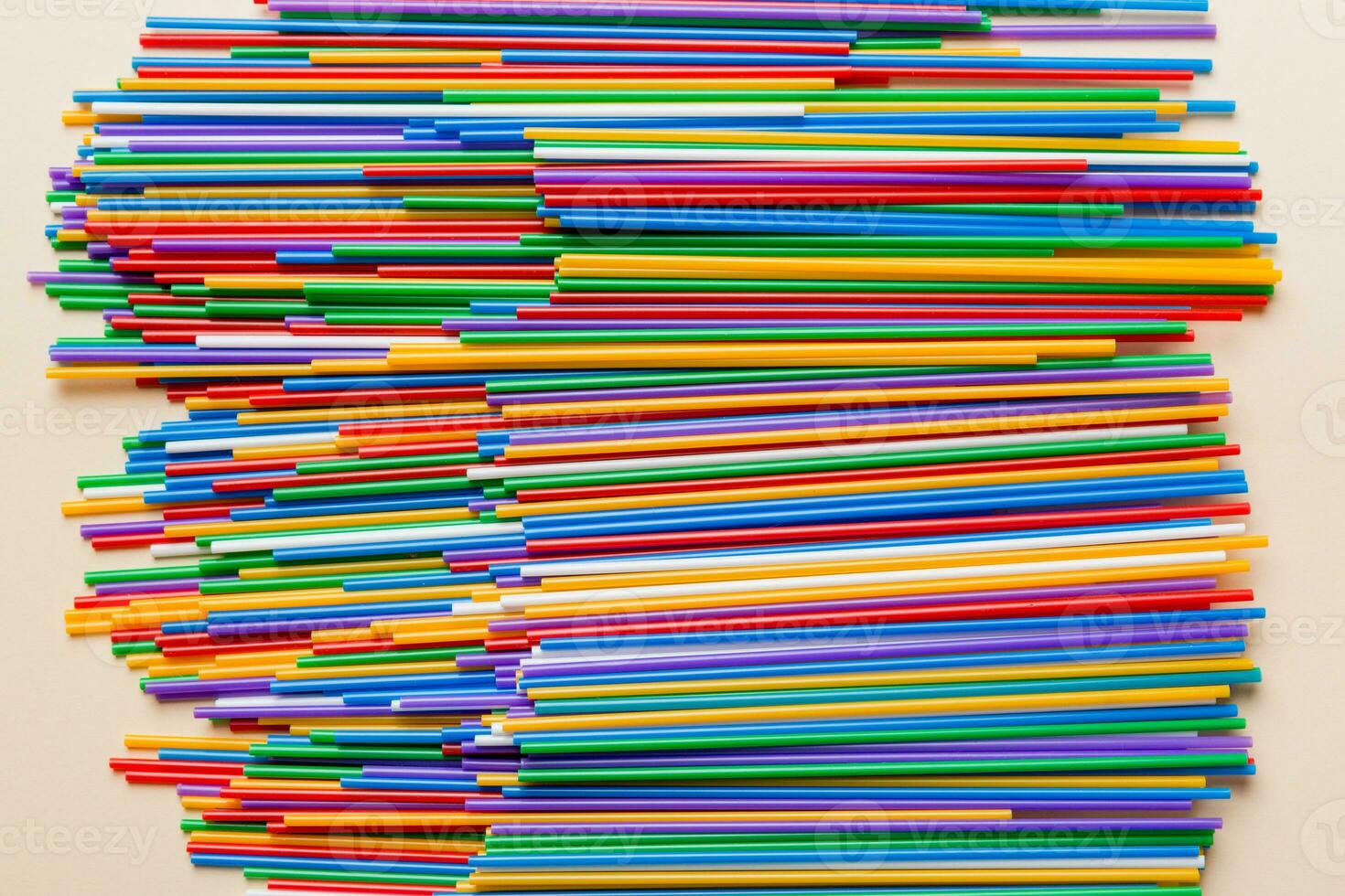 veel veelkleurig plastic buizen voor cocktail Aan gekleurde achtergrond, top visie foto