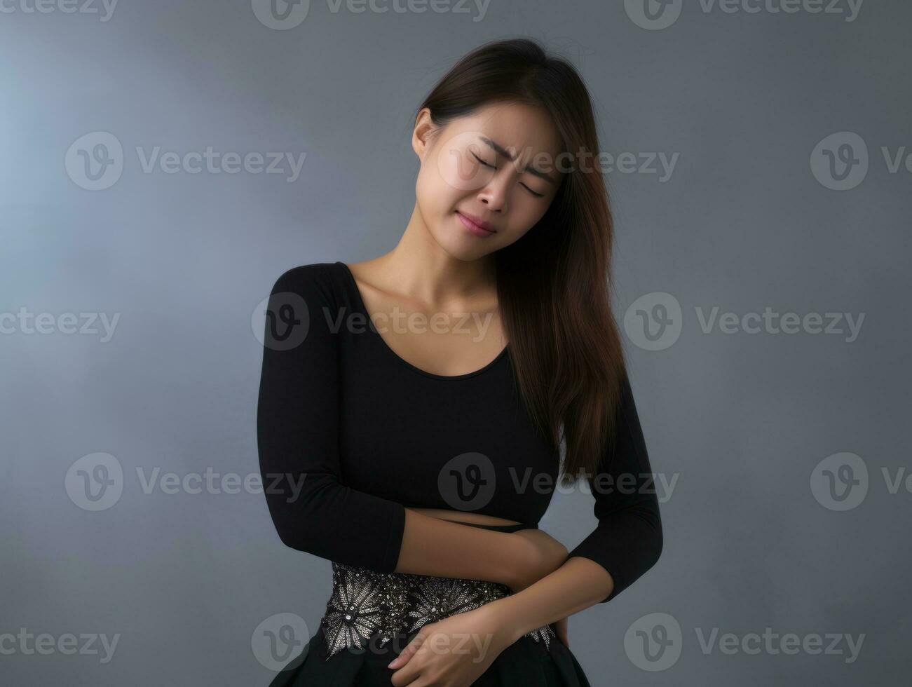 Aziatisch vrouw verschijnt naar worden in pijn Aan grijs achtergrond ai generatief foto