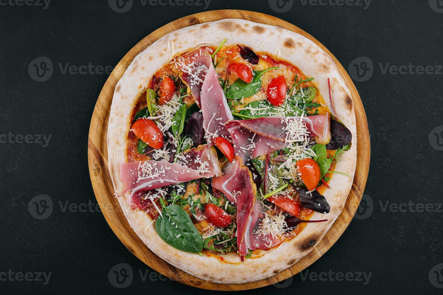 pizza met prosciutto vlees Aan houten bord foto