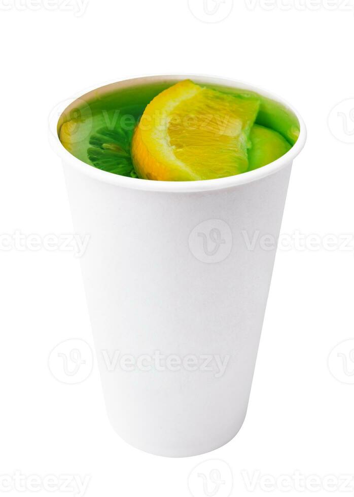 bevroren groen thee met citroen in een plastic kop foto