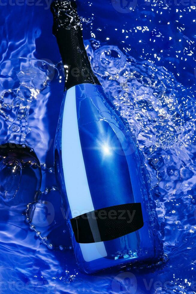 blauw Champagne fles en glas in water foto