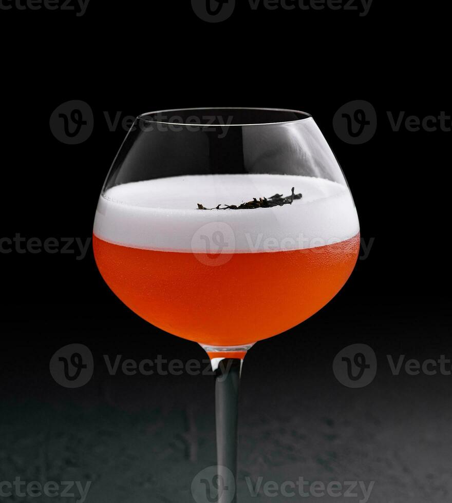 verfrissend alcoholisch cocktail met ei schuim in een glas foto