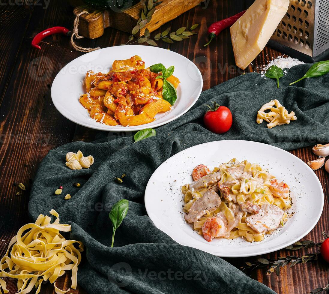 verschillend pasta gerechten Aan houten met kleding stof achtergrond foto