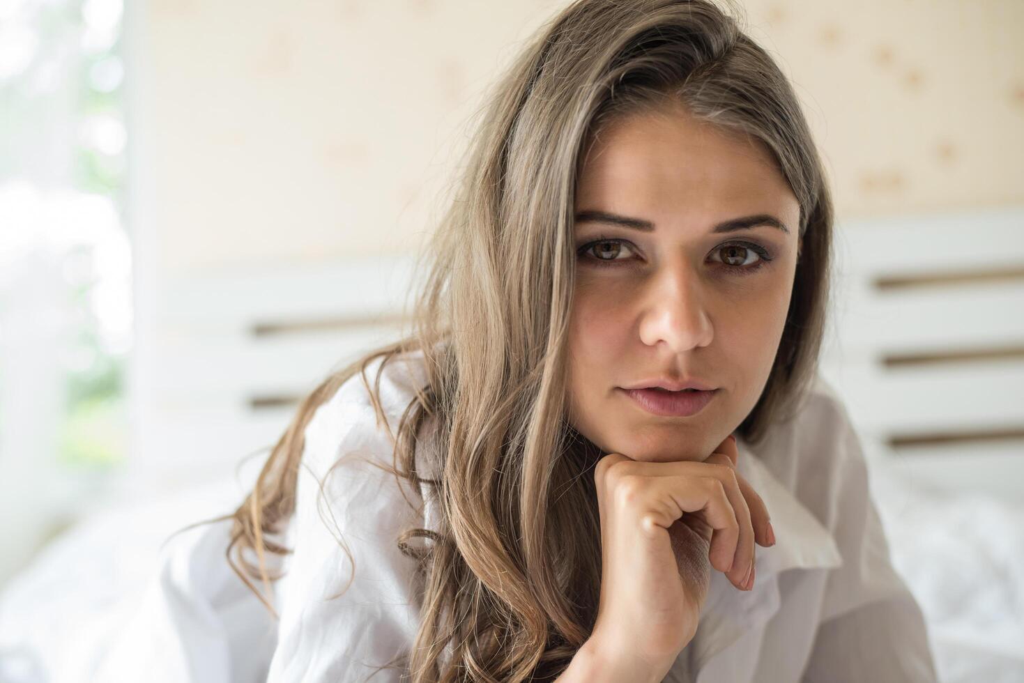 portret van een vrouw die aan het bed ligt foto