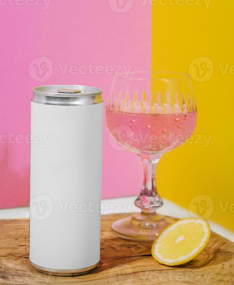 Frisdrank in een blik met roze Champagne Aan een roze en geel achtergrond foto