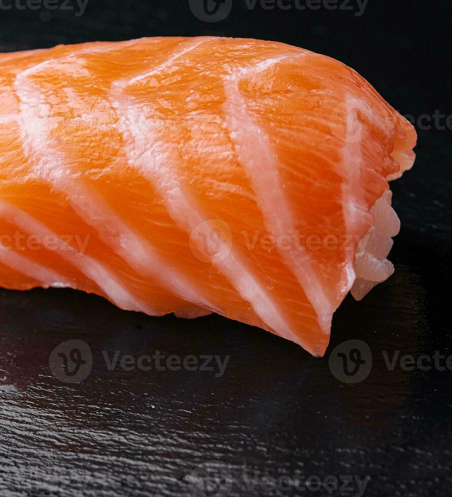 Japans Zalm sushi Aan zwart hout tafel foto