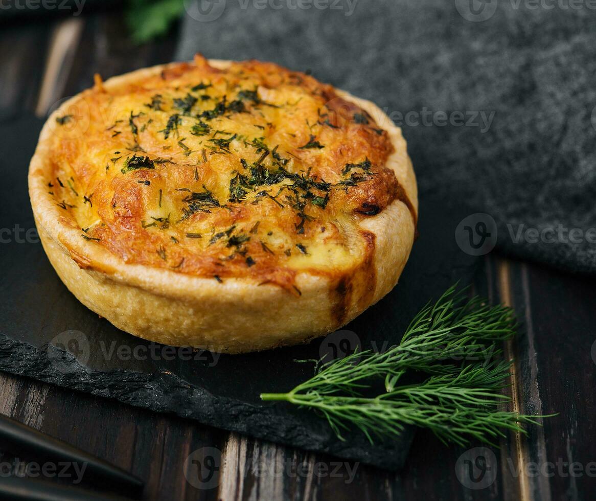 Cheddar kaas en voorjaar ui omelet taartjes geserveerd Aan houten bord foto