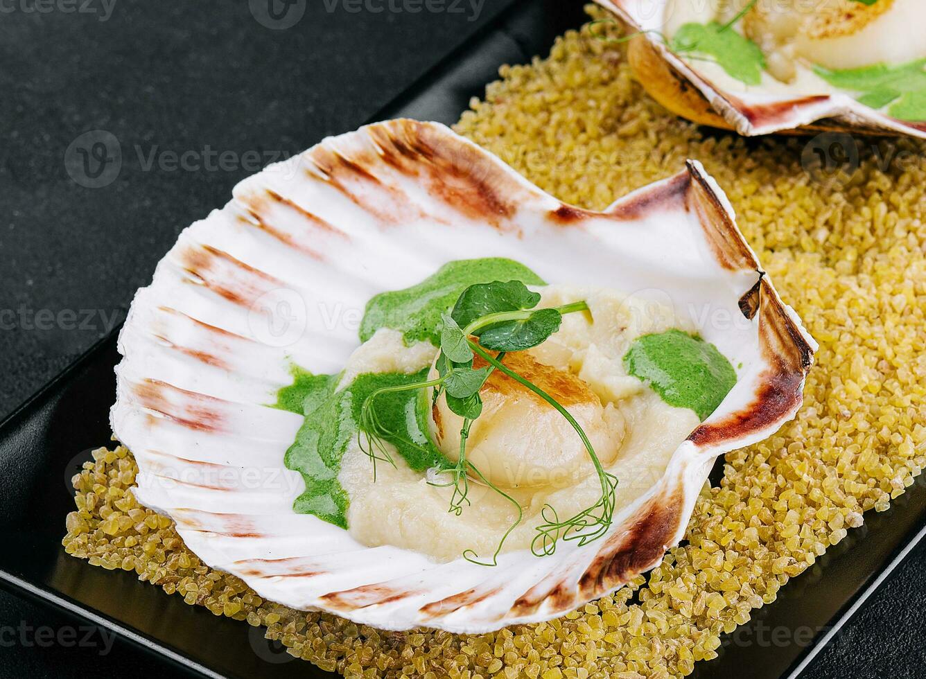 gebakken zeevruchten sint-jakobsschelpen vlees met boter in een schelpen foto