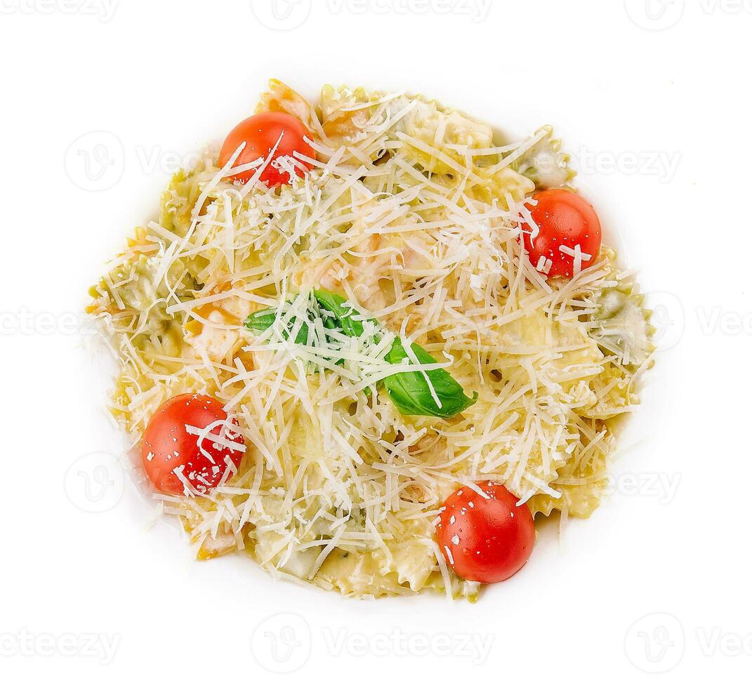 farfalle pasta met kers tomaten en Parmezaanse kaas foto