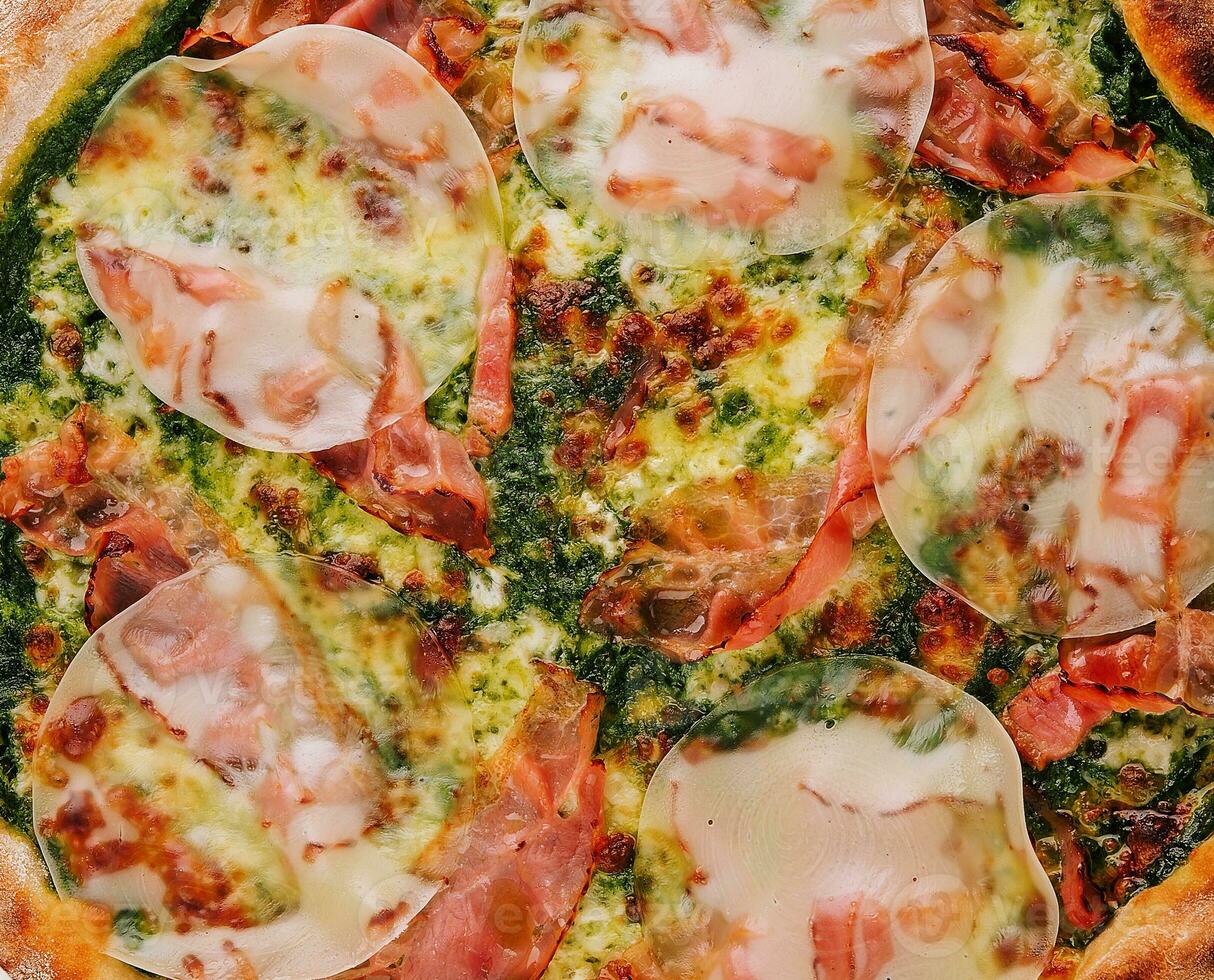 pizza met spek en spinazie dichtbij omhoog achtergrond foto