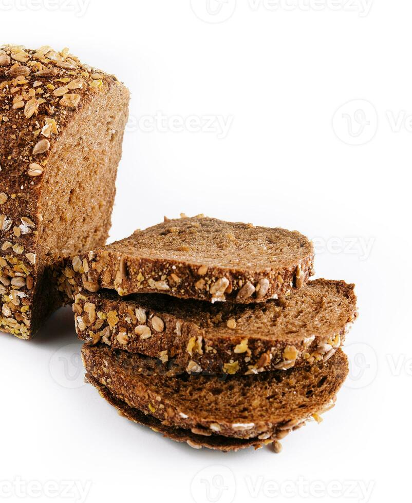 brood van geheel tarwe brood geïsoleerd Aan wit foto