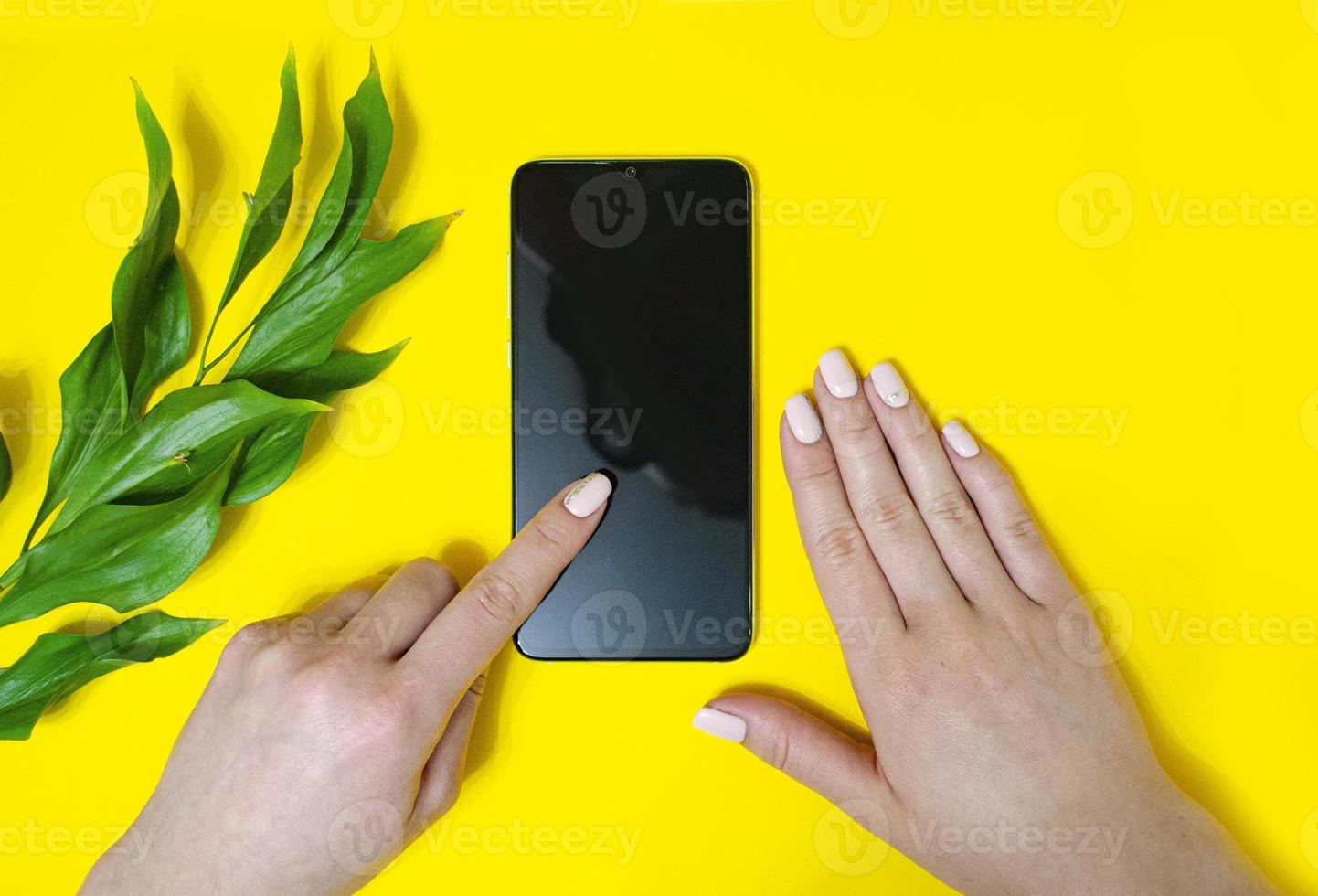 het meisje houdt de telefoon in haar hand. doorbladeren foto