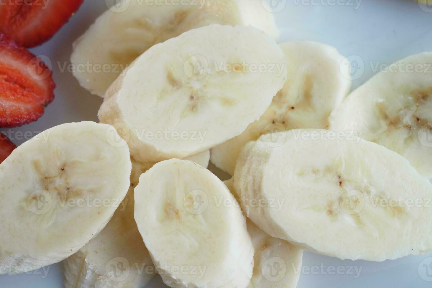 close-up van plakje banaan glas melk op tafel foto